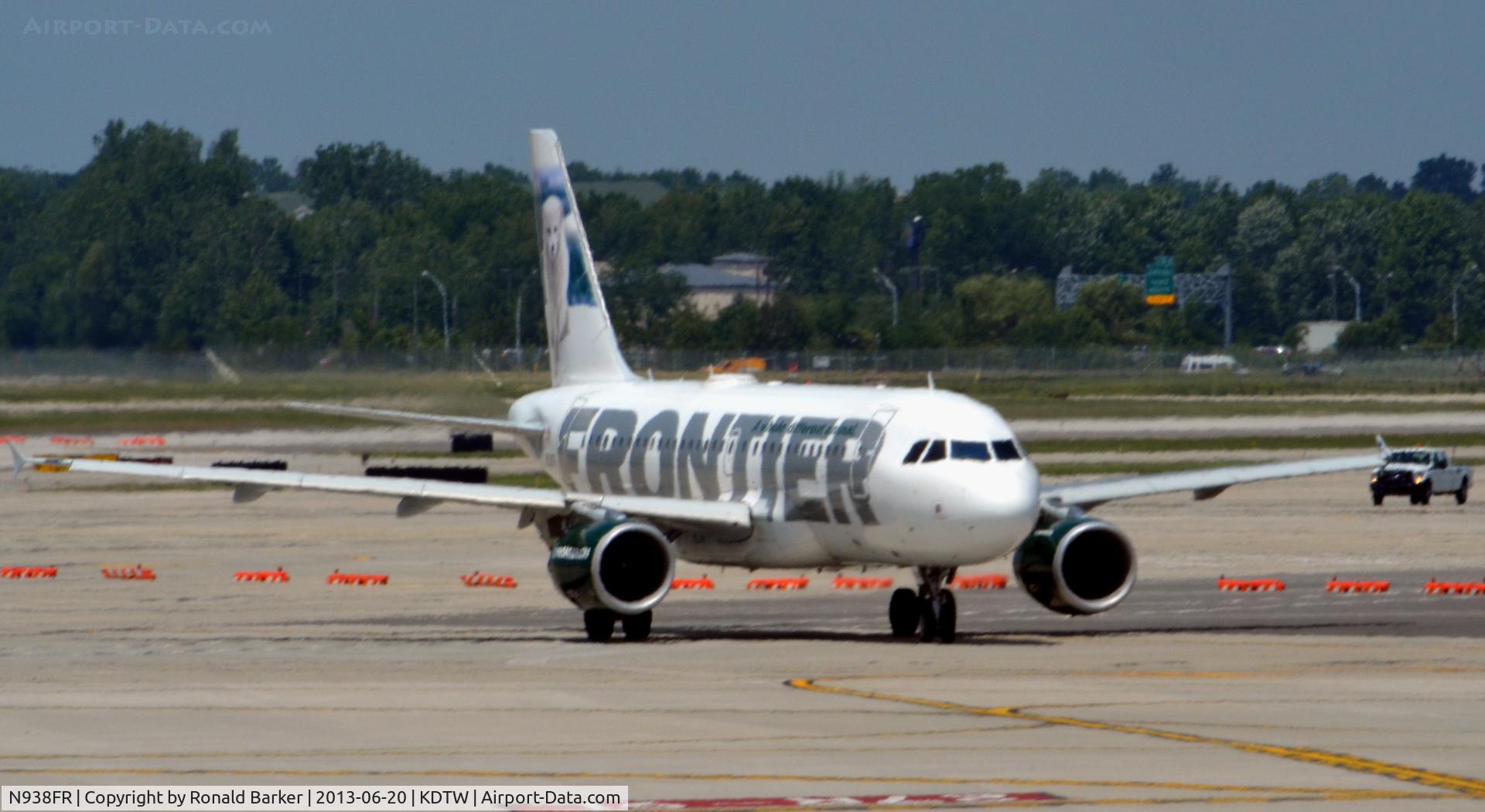 N938FR, 2005 Airbus A319-111 C/N 2406, Taxi Detroit