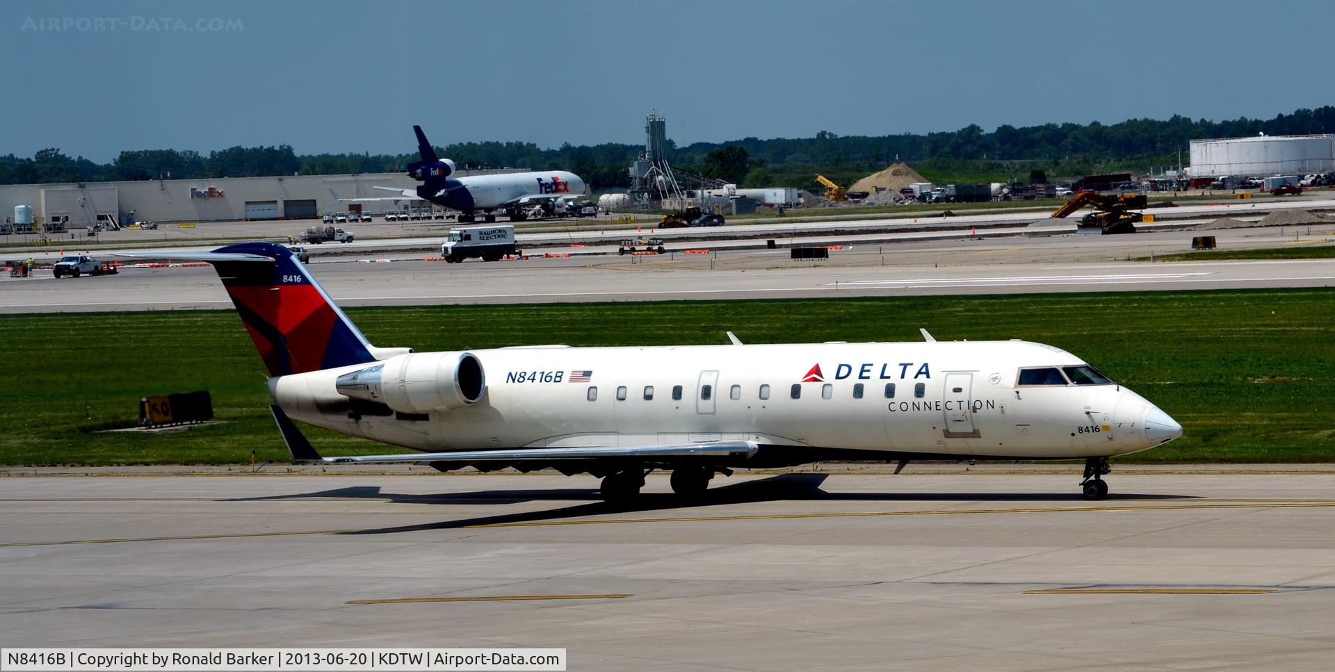 N8416B, 2000 Bombardier CRJ-200LR (CL-600-2B19) C/N 7416, Taxi Detroit