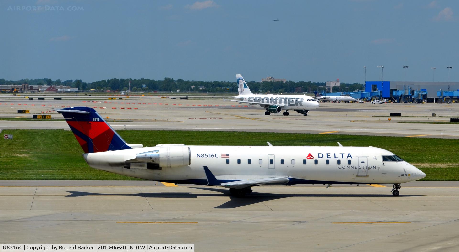 N8516C, 2001 Bombardier CRJ-200LR (CL-600-2B19) C/N 7516, Taxi Detroit