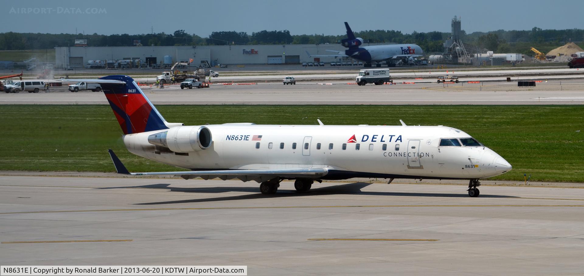 N8631E, 2002 Bombardier CRJ-200LR (CL-600-2B19) C/N 7631, Taxi Detroit