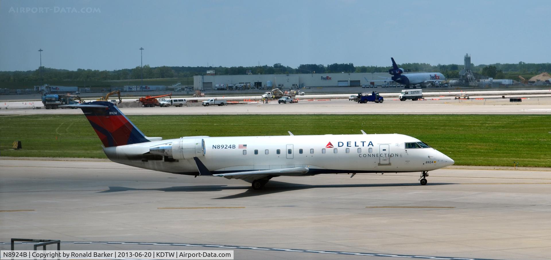 N8924B, 2004 Bombardier CRJ-200 (CL-600-2B19) C/N 7924, taxi Detroit