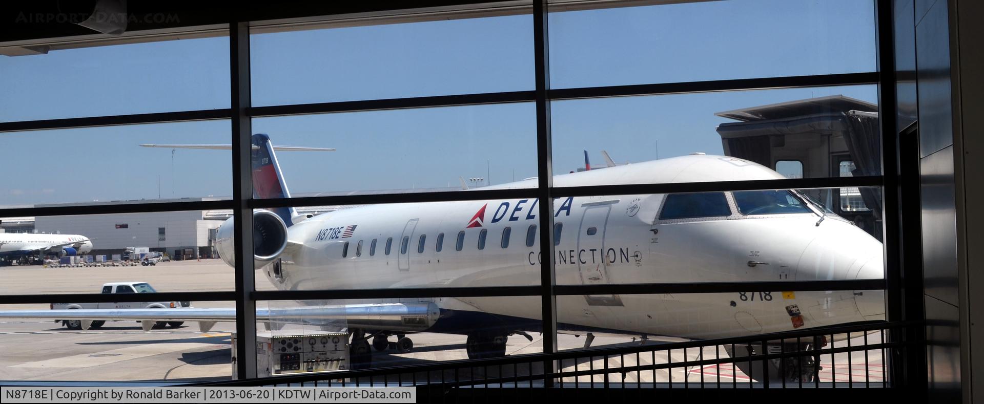 N8718E, 2002 Bombardier CRJ-200 (CL-600-2B19) C/N 7718, At the gate Detroit