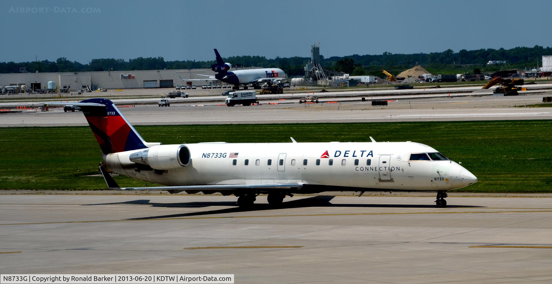 N8733G, 2002 Bombardier CRJ-200 (CL-600-2B19) C/N 7733, Taxi Detroit