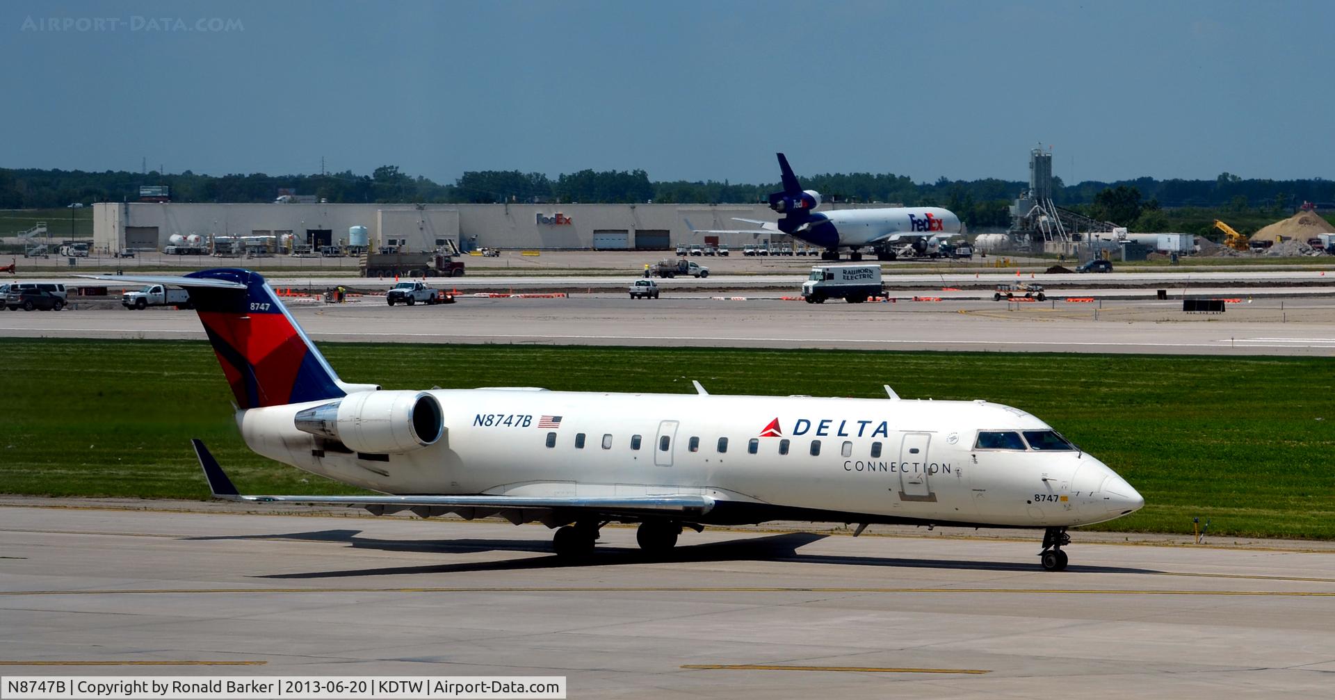N8747B, 2003 Bombardier CRJ-200 (CL-600-2B19) C/N 7747, taxi Detroit