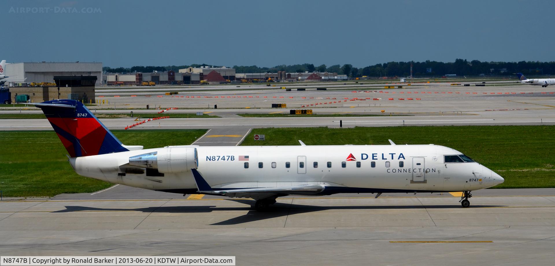 N8747B, 2003 Bombardier CRJ-200 (CL-600-2B19) C/N 7747, Taxi Detroit