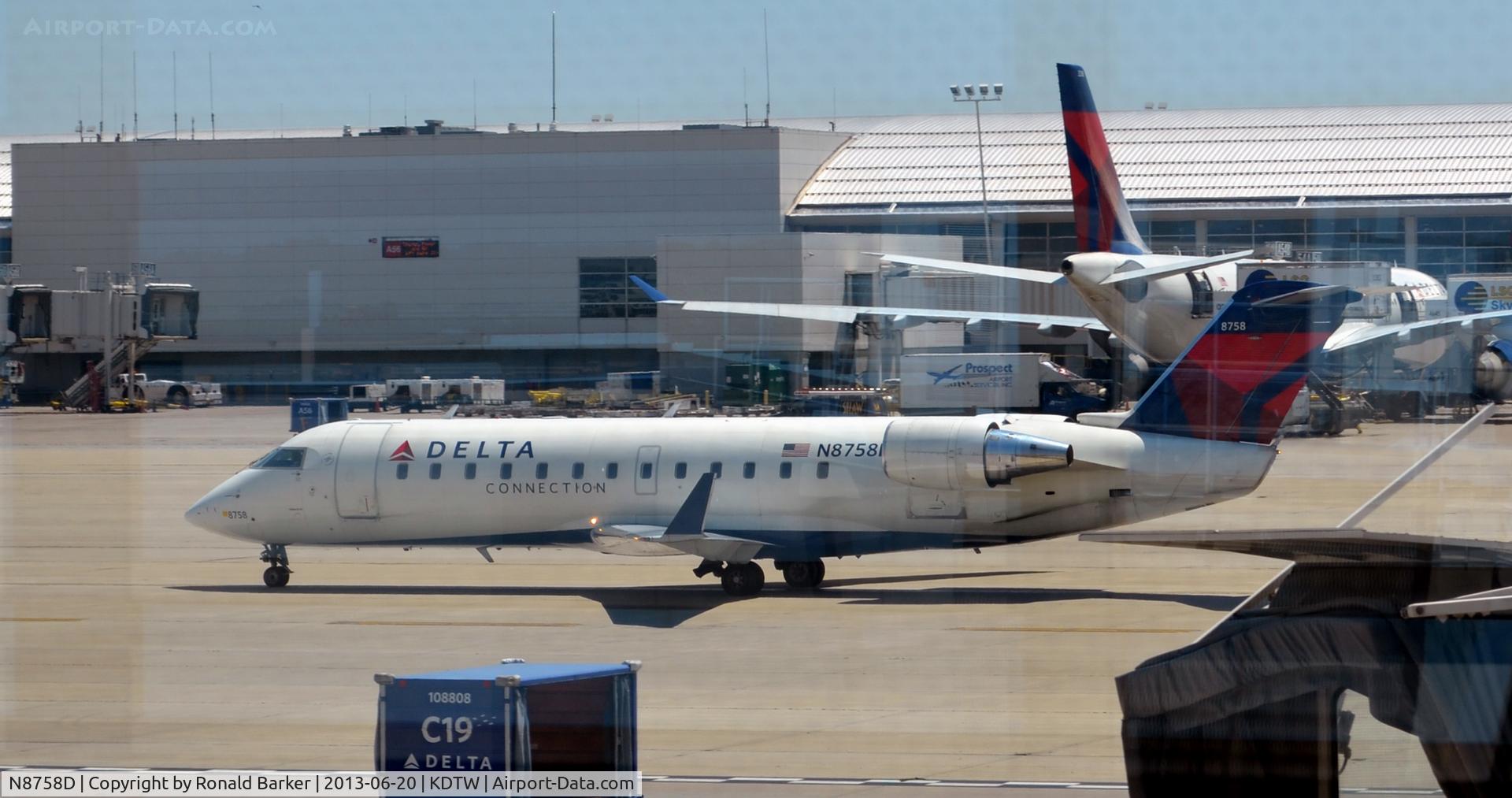 N8758D, 2003 Bombardier CRJ-200 (CL-600-2B19) C/N 7758, Taxi Detroit