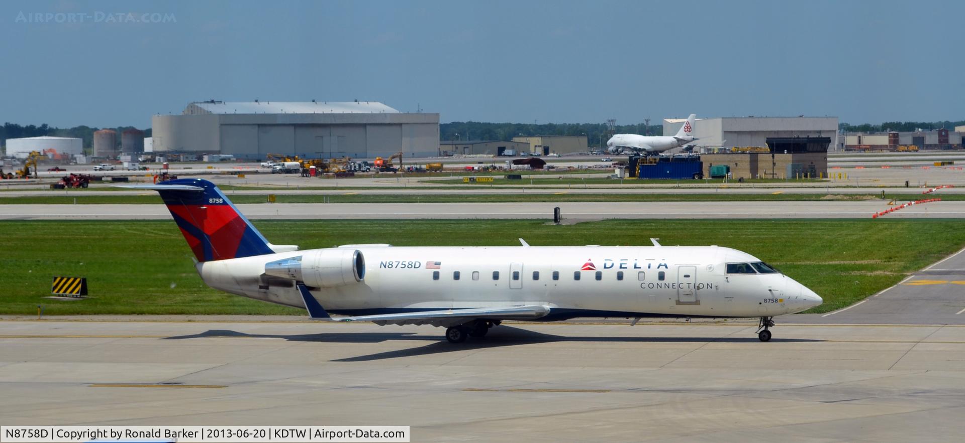 N8758D, 2003 Bombardier CRJ-200 (CL-600-2B19) C/N 7758, Taxi Detroit