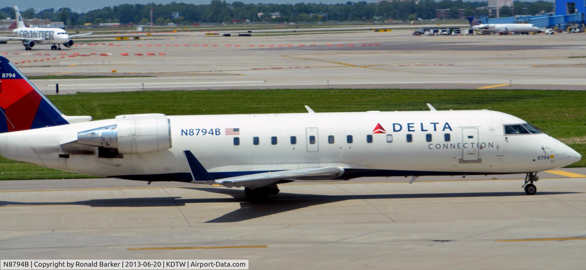 N8794B, 2003 Bombardier CRJ-200 (CL-600-2B19) C/N 7794, Taxi Detroit
