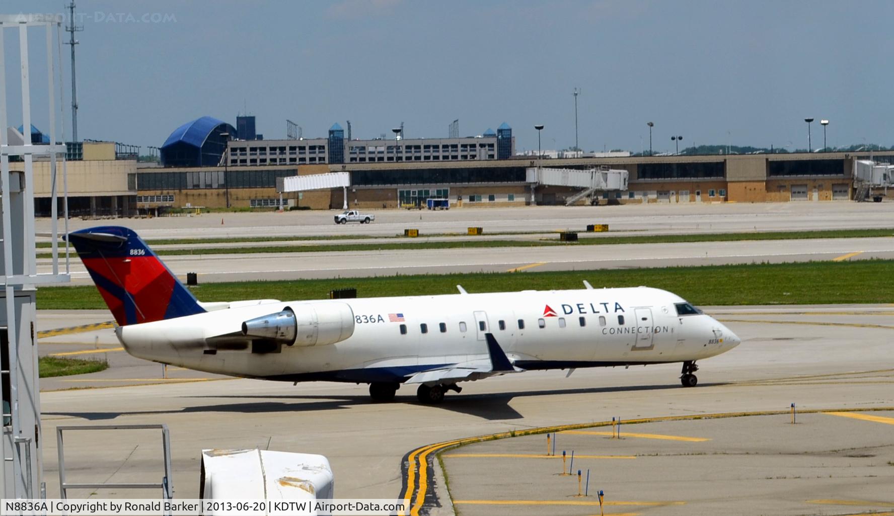 N8836A, 2003 Bombardier CRJ-200 (CL-600-2B19) C/N 7836, Taxi Detroit