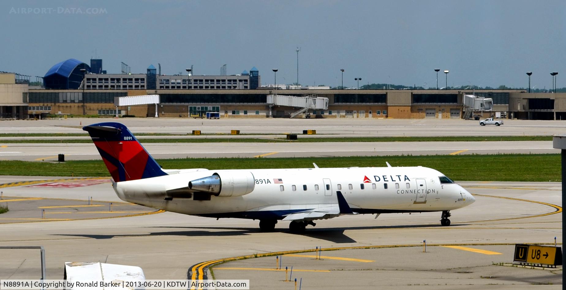 N8891A, 2004 Bombardier CRJ-200 (CL-600-2B19) C/N 7891, Taxi Detroit