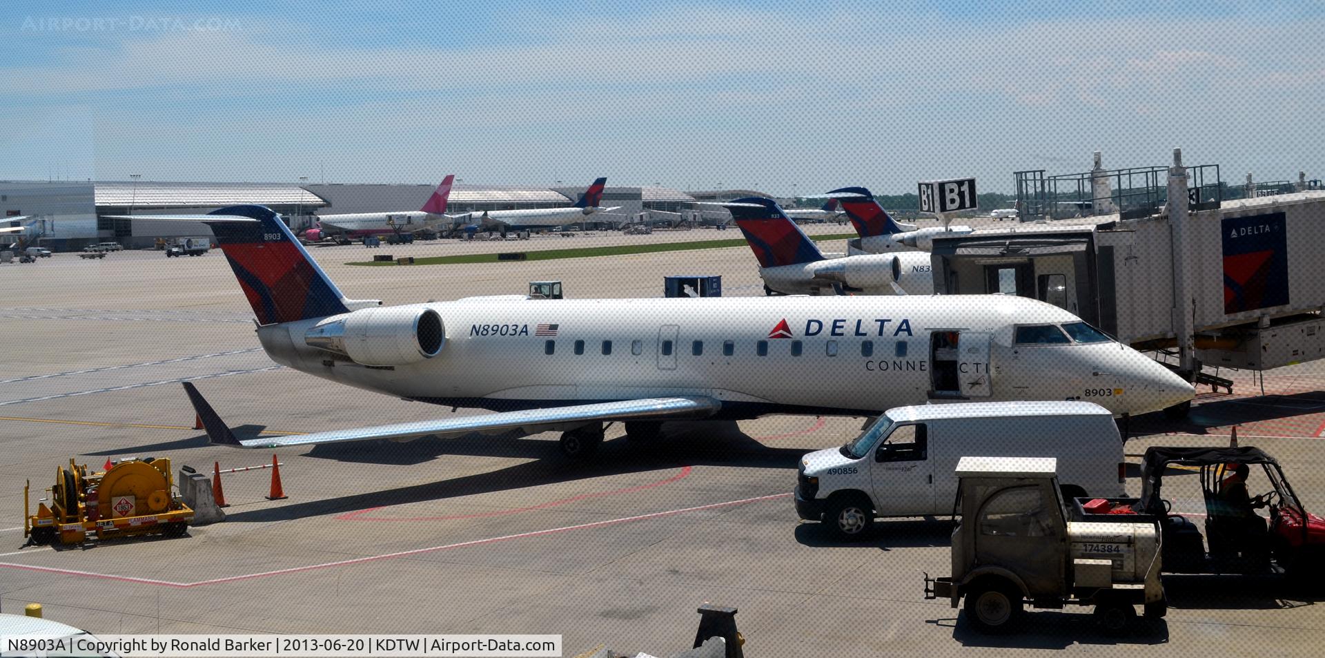 N8903A, 2004 Bombardier CRJ-200 (CL-600-2B19) C/N 7903, Gate B1 Detroit