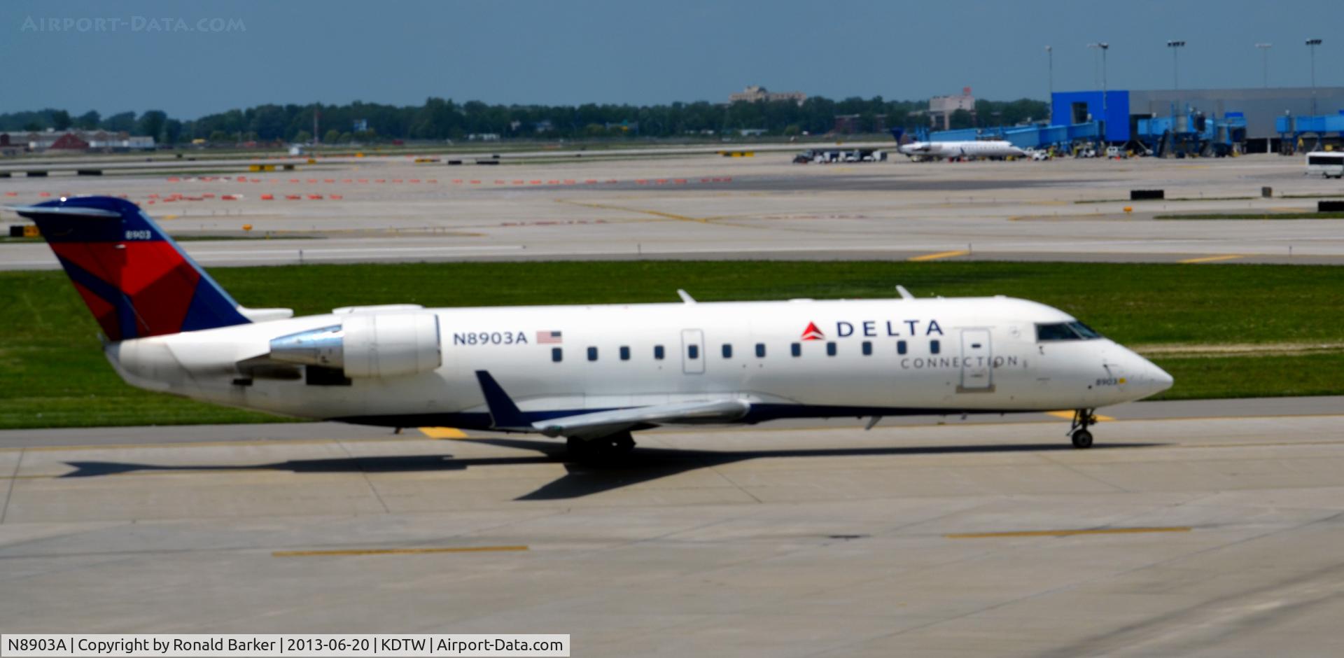 N8903A, 2004 Bombardier CRJ-200 (CL-600-2B19) C/N 7903, Taxi Detroit