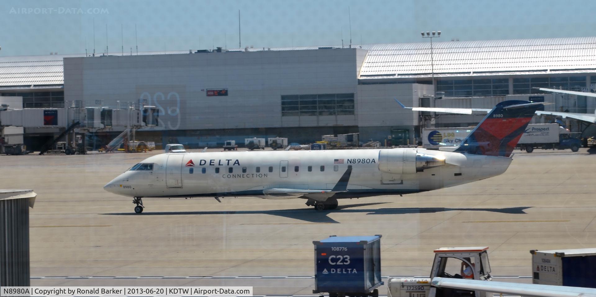 N8980A, 2004 Bombardier CRJ-200 (CL-600-2B19) C/N 7980, Taxi Detroit