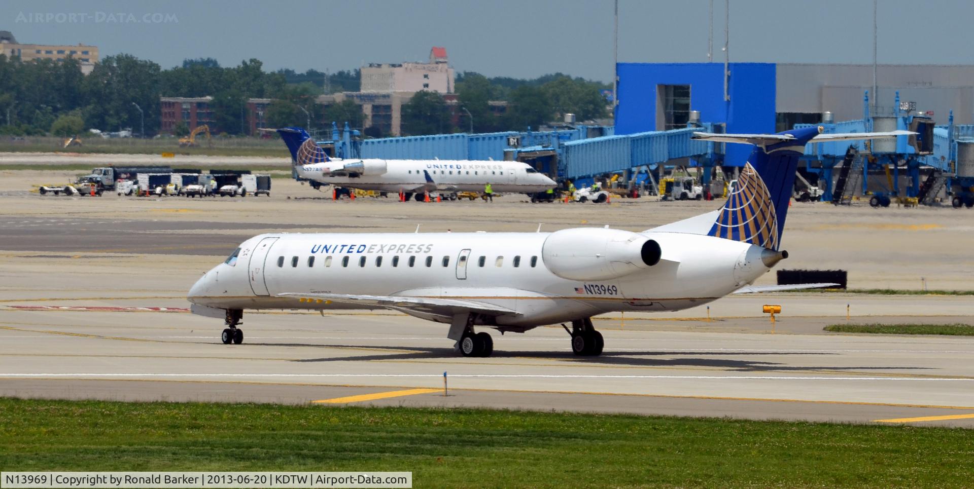 N13969, 1999 Embraer EMB-145LR C/N 145141, taxi Detroit
