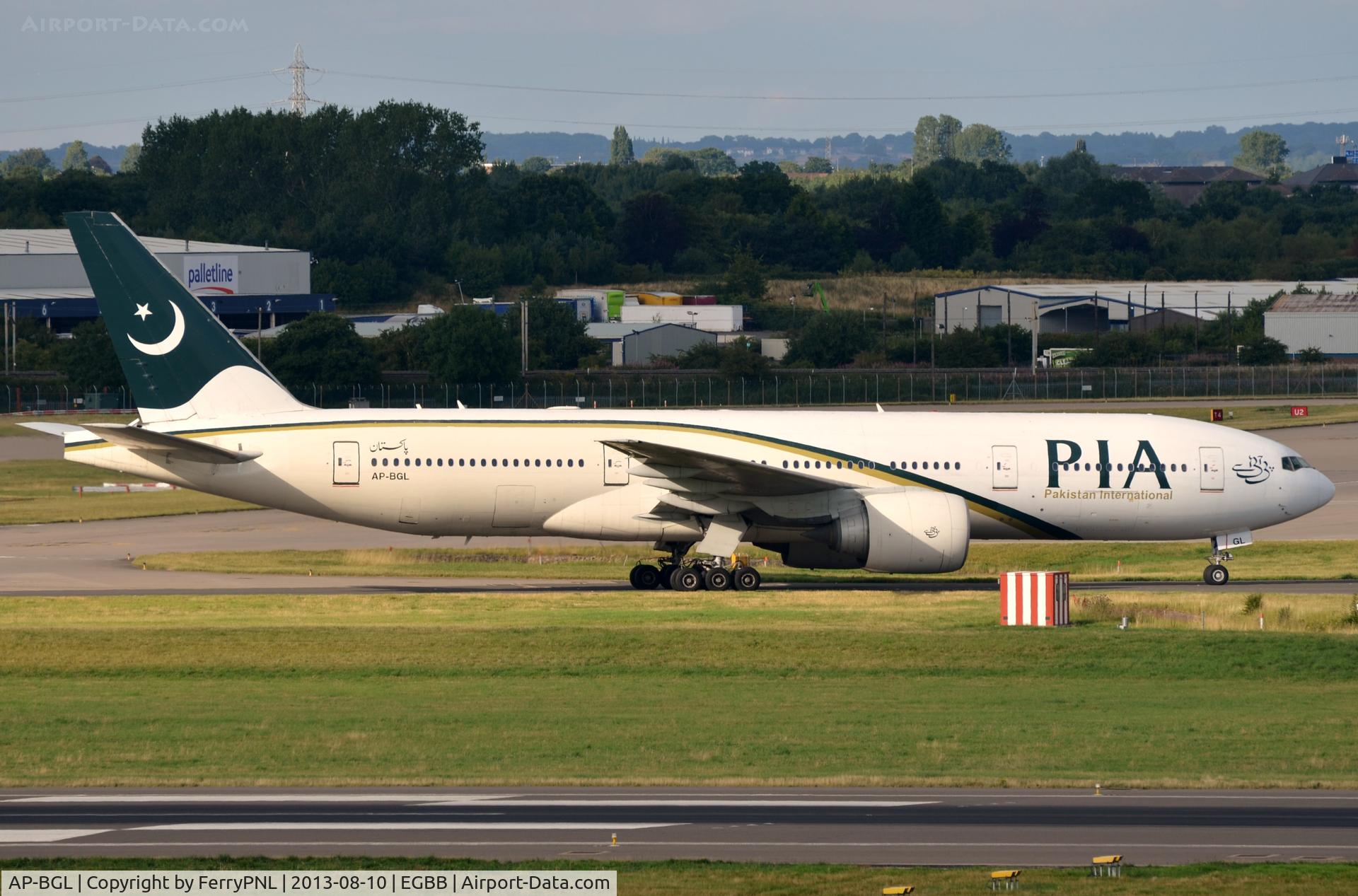 AP-BGL, 2004 Boeing 777-240/ER C/N 33777, Pakistan B772 taxying to its gate.