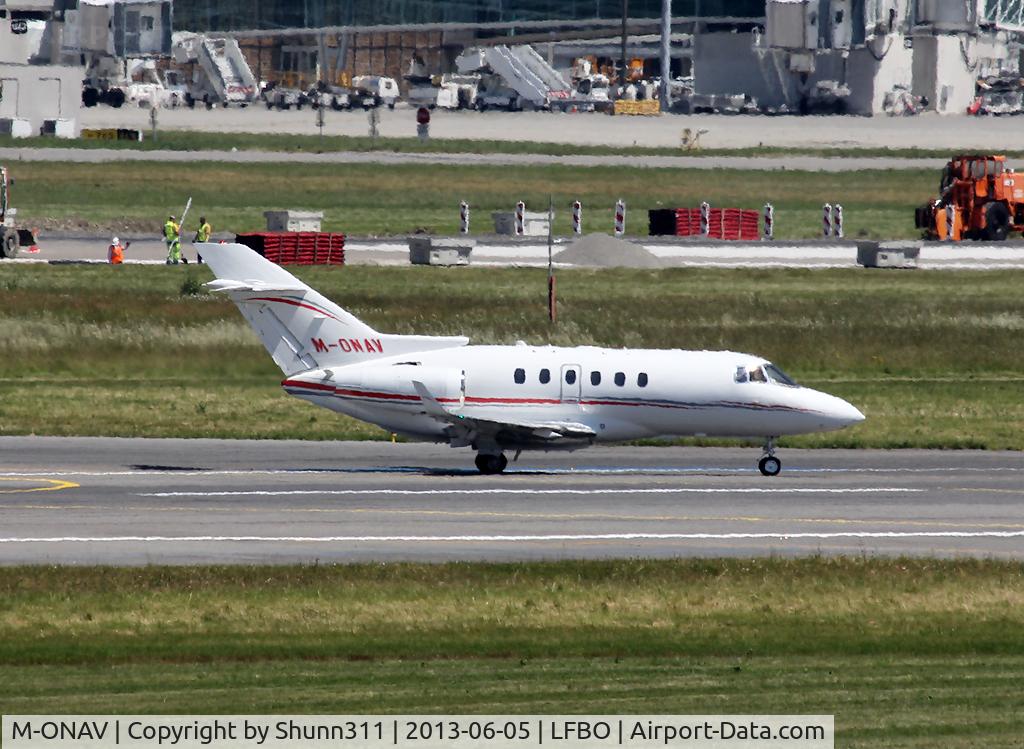 M-ONAV, 2008 Hawker Beechcraft 900XP C/N HA-0073, Lining up rwy 14R for departure...