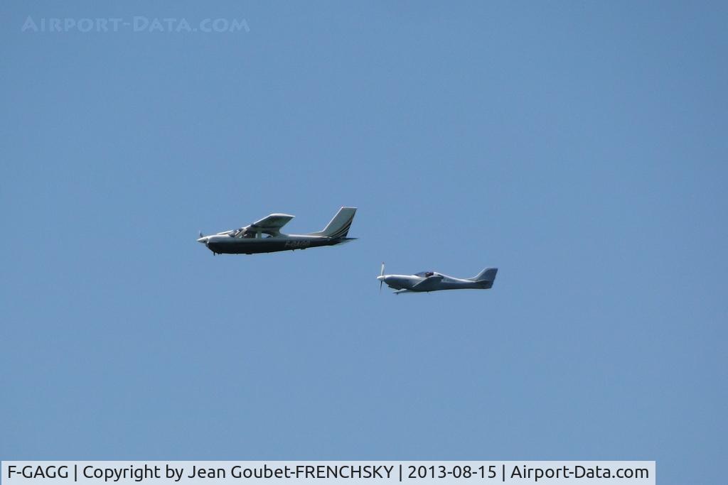 F-GAGG, Reims F177RG Cardinal RG C/N 0160, in flight with F-PRXI under Grand Crohot beach