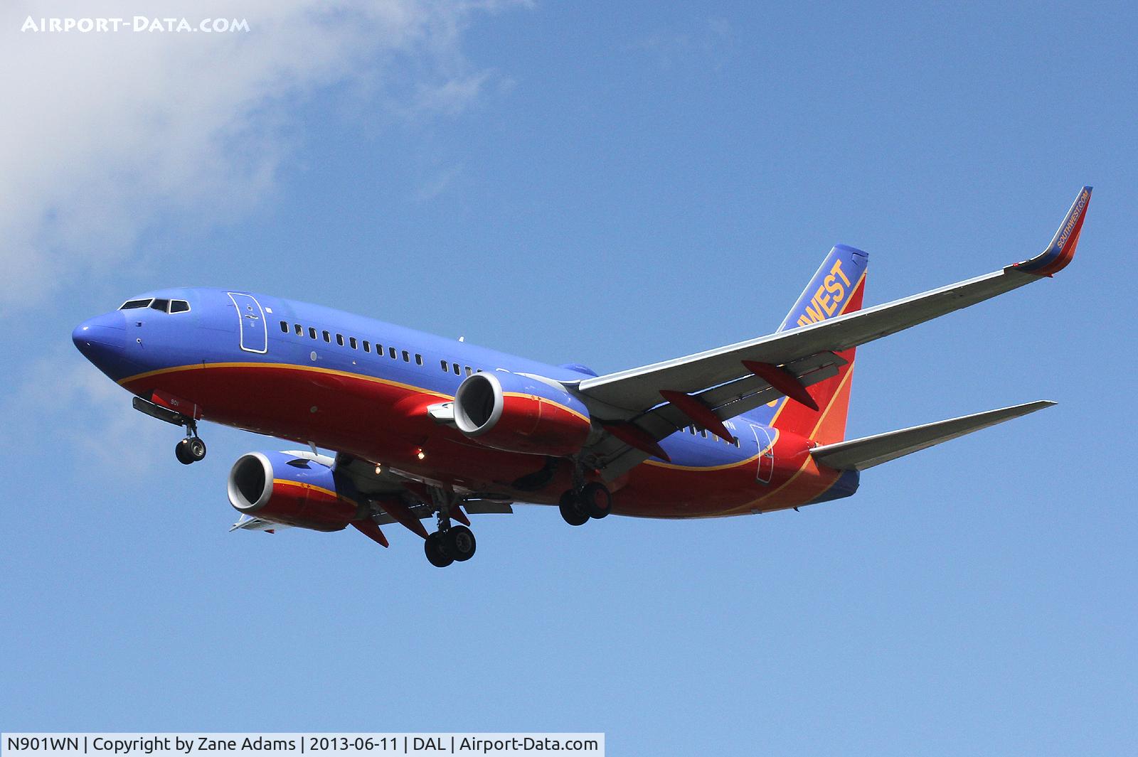 N901WN, 2007 Boeing 737-7H4 C/N 32545, Landing at Dallas Love Field