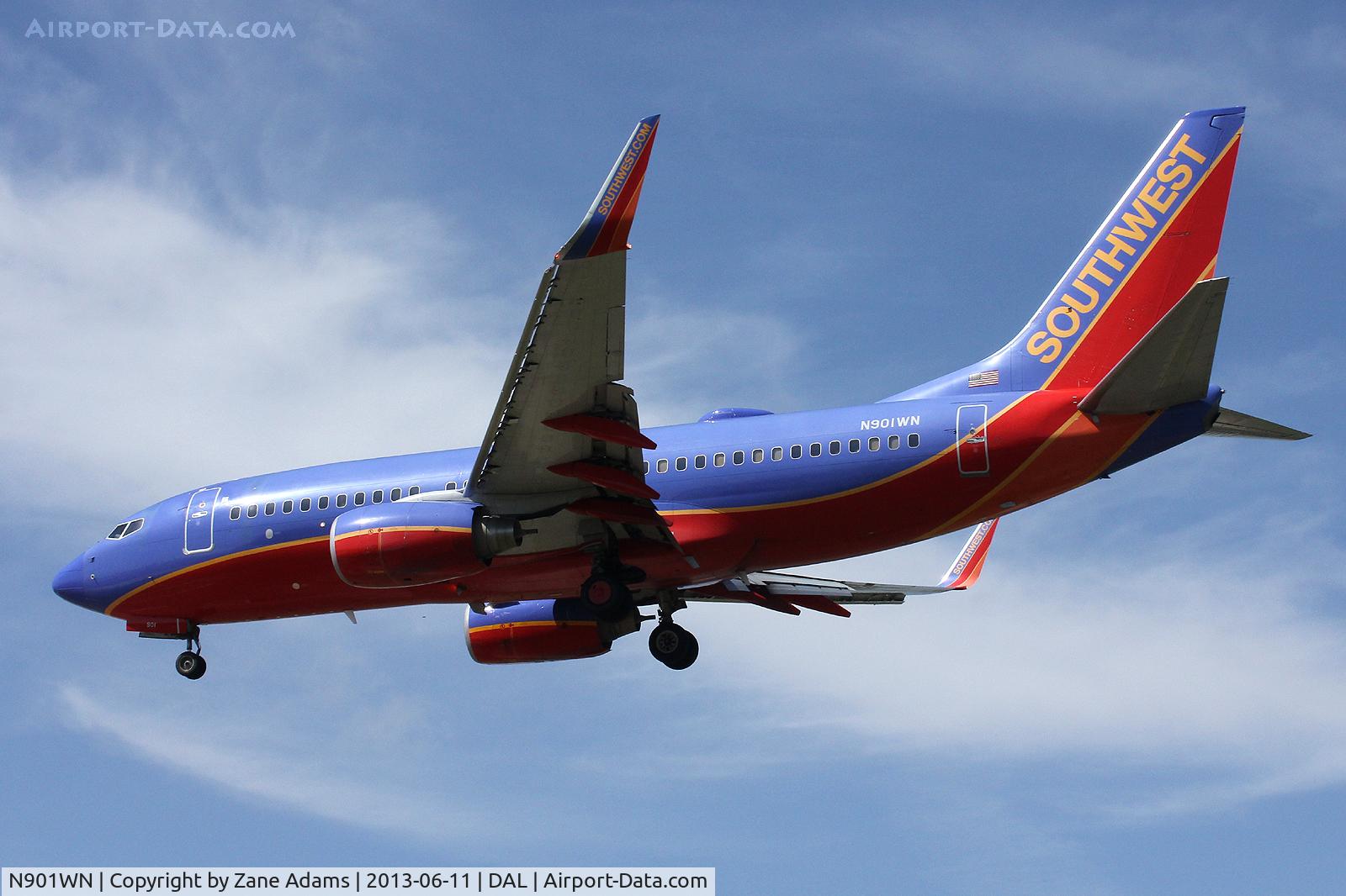 N901WN, 2007 Boeing 737-7H4 C/N 32545, Landing at Dallas Love Field