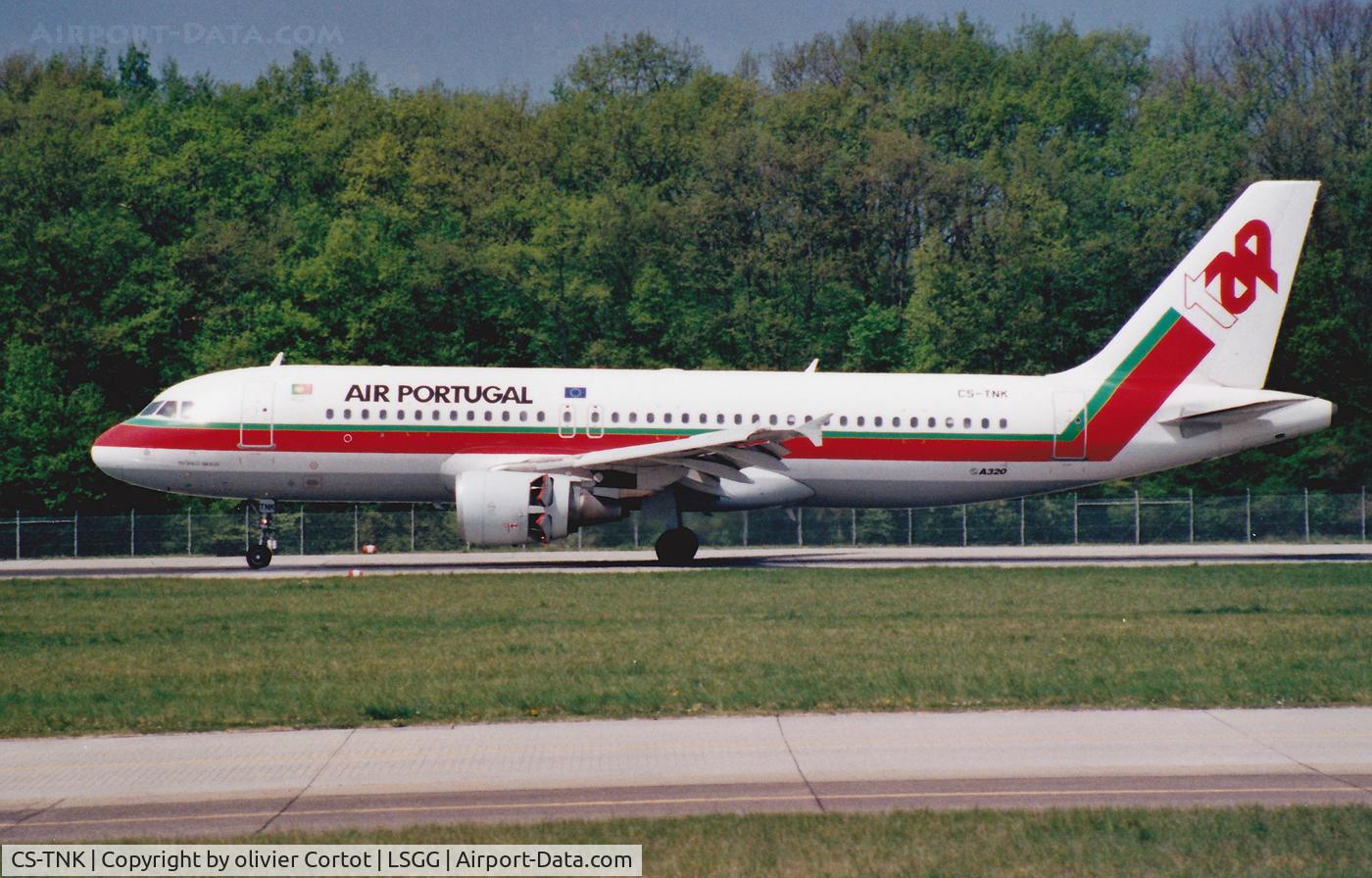 CS-TNK, 2000 Airbus A320-214 C/N 1206, landing at GVA in 2003