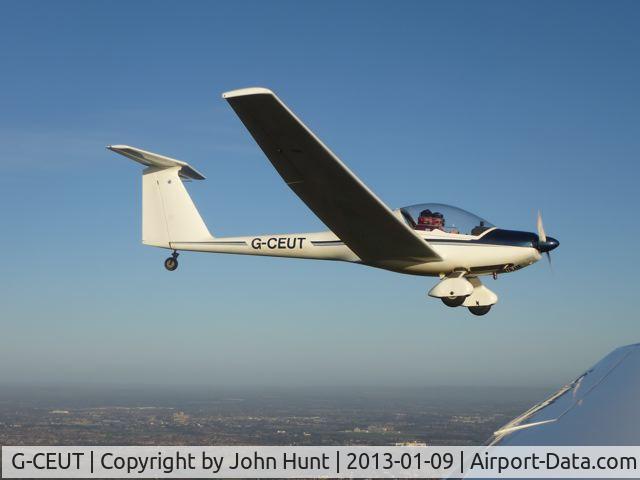 G-CEUT, 1987 Hoffmann H-36 Dimona C/N 36270, Owner flying G-CEUT, York Minster (UK) visible in background