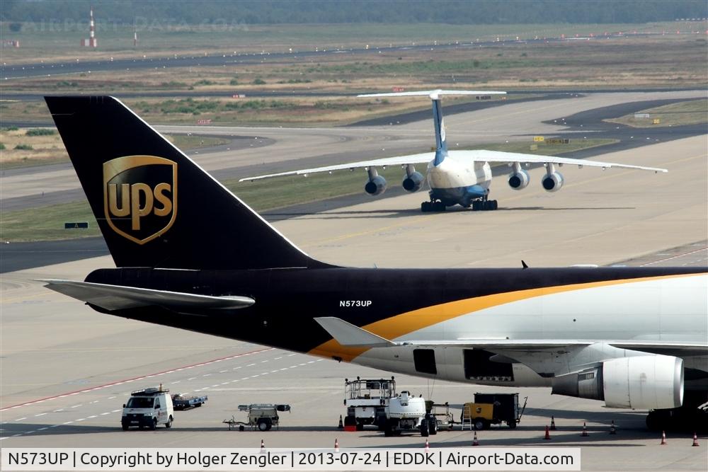 N573UP, 2008 Boeing 747-44AF C/N 35662, Preparations for a night flight with united parcels are running....