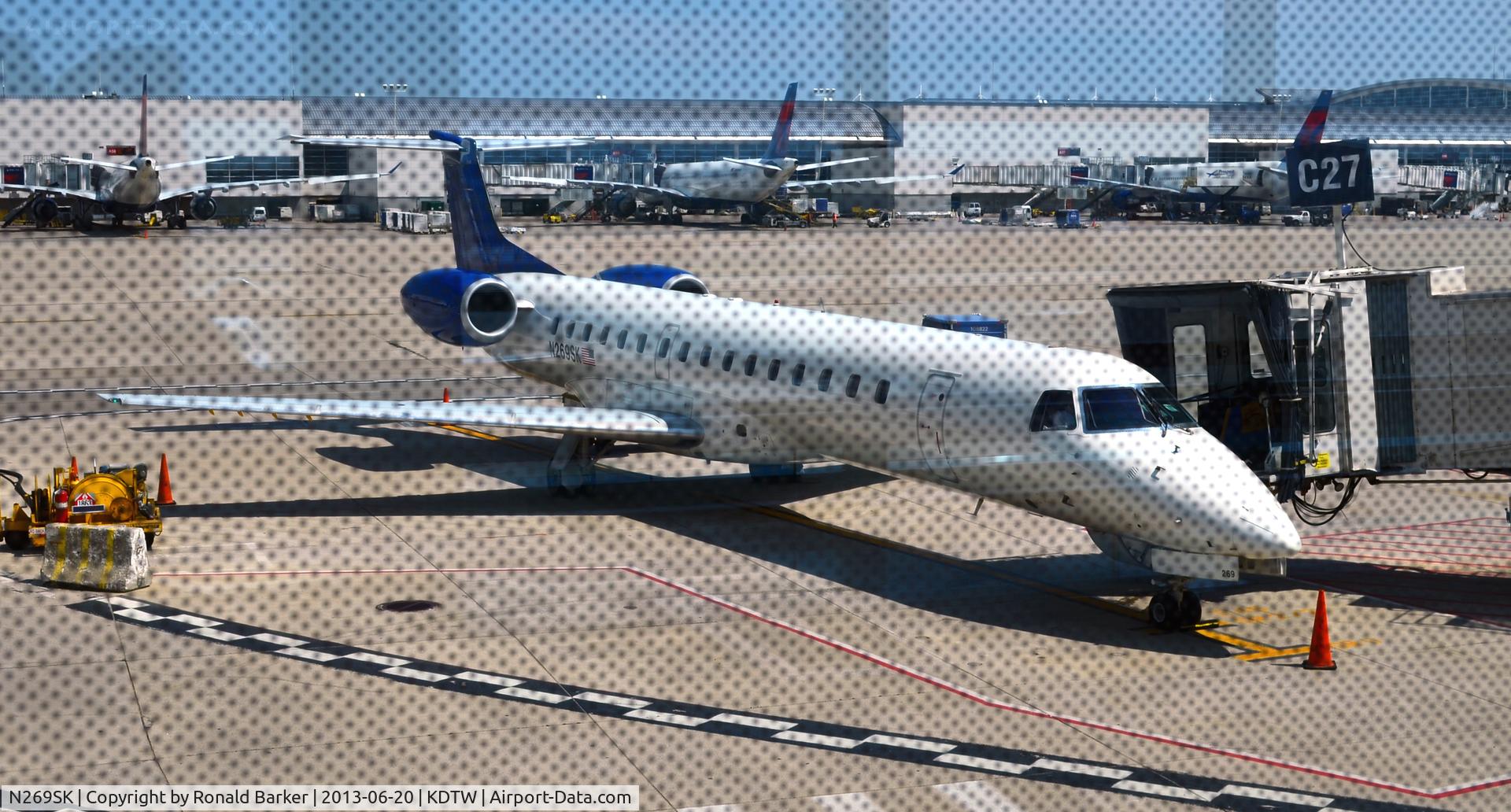 N269SK, 2000 Embraer EMB-145LR C/N 145293, Gate C27 DTW