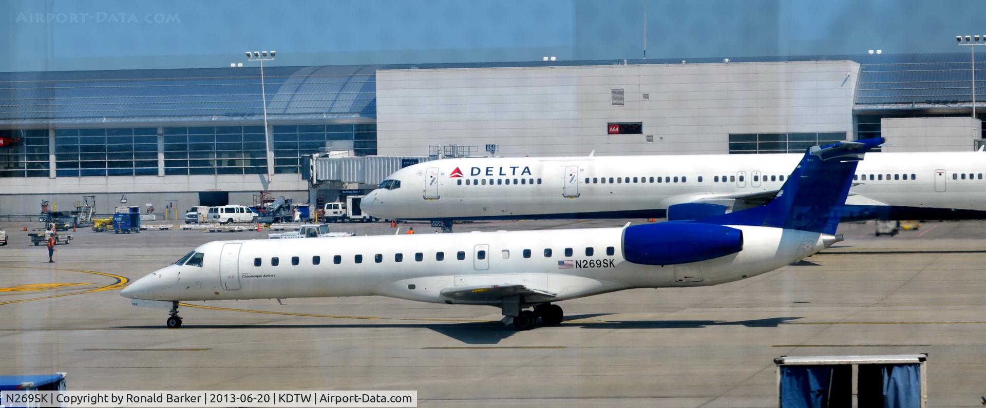 N269SK, 2000 Embraer EMB-145LR C/N 145293, Taxi DTW