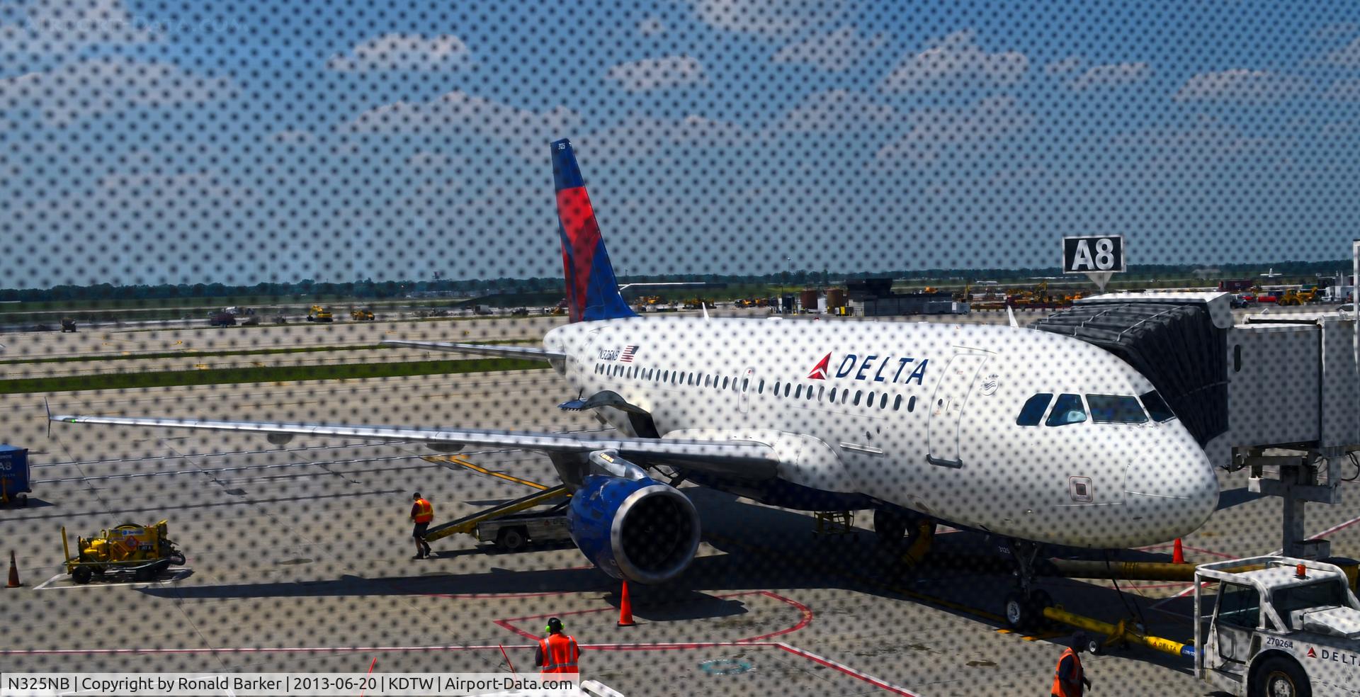 N325NB, 2001 Airbus A319-114 C/N 1483, Gate A8 DTW