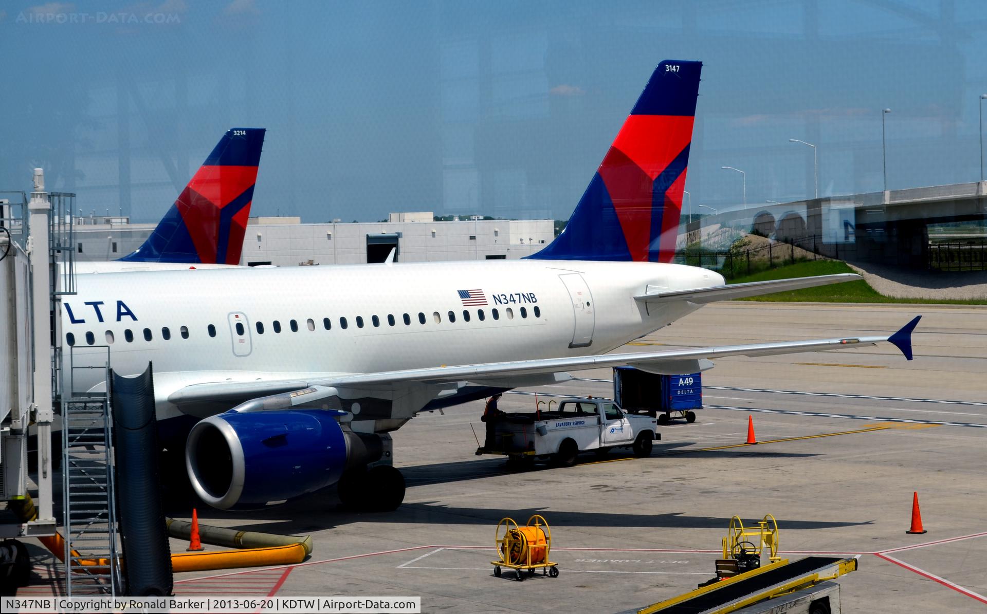 N347NB, 2002 Airbus A319-114 C/N 1800, Lavatory service DTW