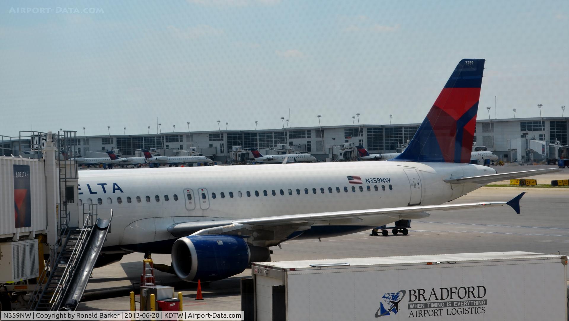 N359NW, 1998 Airbus A320-212 C/N 846, Ready to board - air conditioning hose in place  Detroit