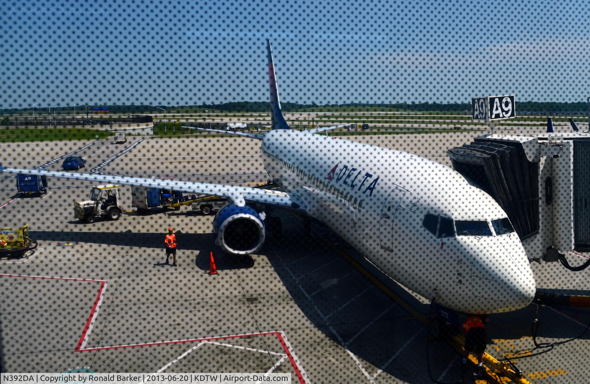 N392DA, 2000 Boeing 737-832 C/N 30561, Gate A9 Detroit