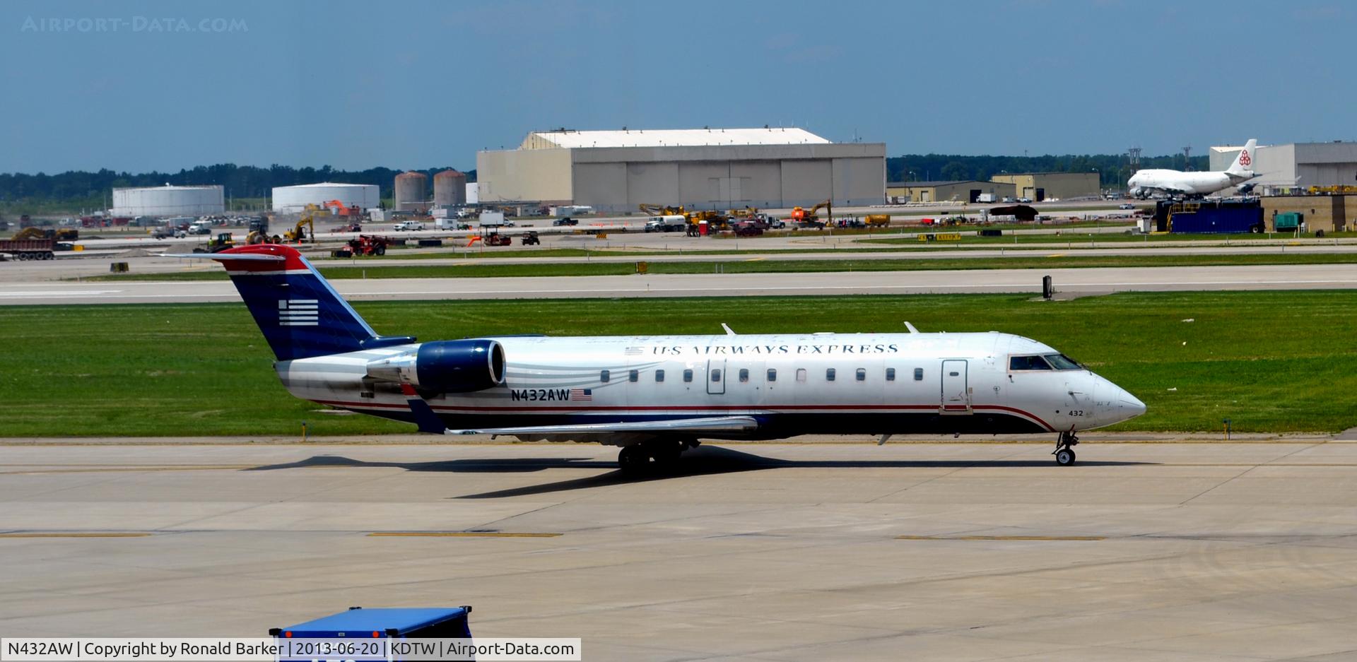 N432AW, 1998 Bombardier CRJ-200ER (CL-600-2B19) C/N 7257, Taxi Detroit
