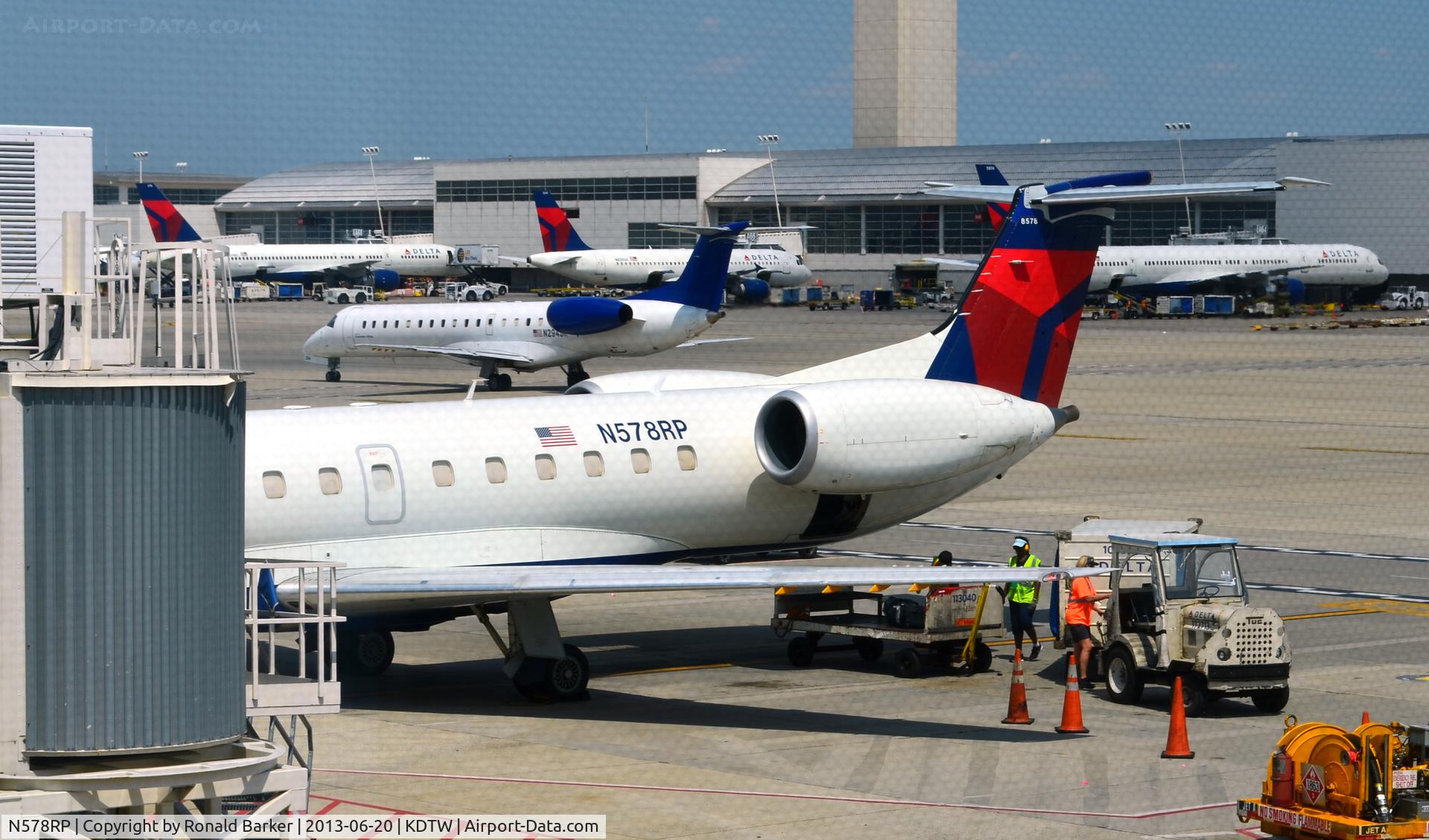 N578RP, 2004 Embraer ERJ-145LR (EMB-145LR) C/N 14500865, Loading baggage Detroit
