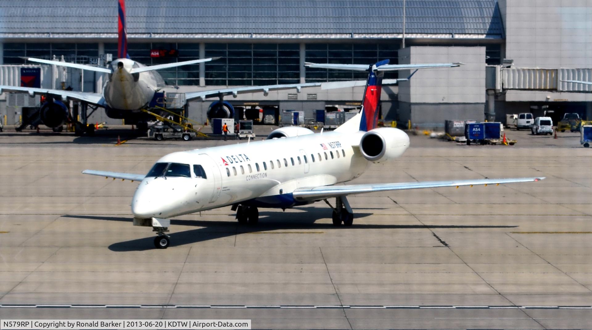 N579RP, 2004 Embraer ERJ-145LR (EMB-145LR) C/N 14500871, Taxi Detroit