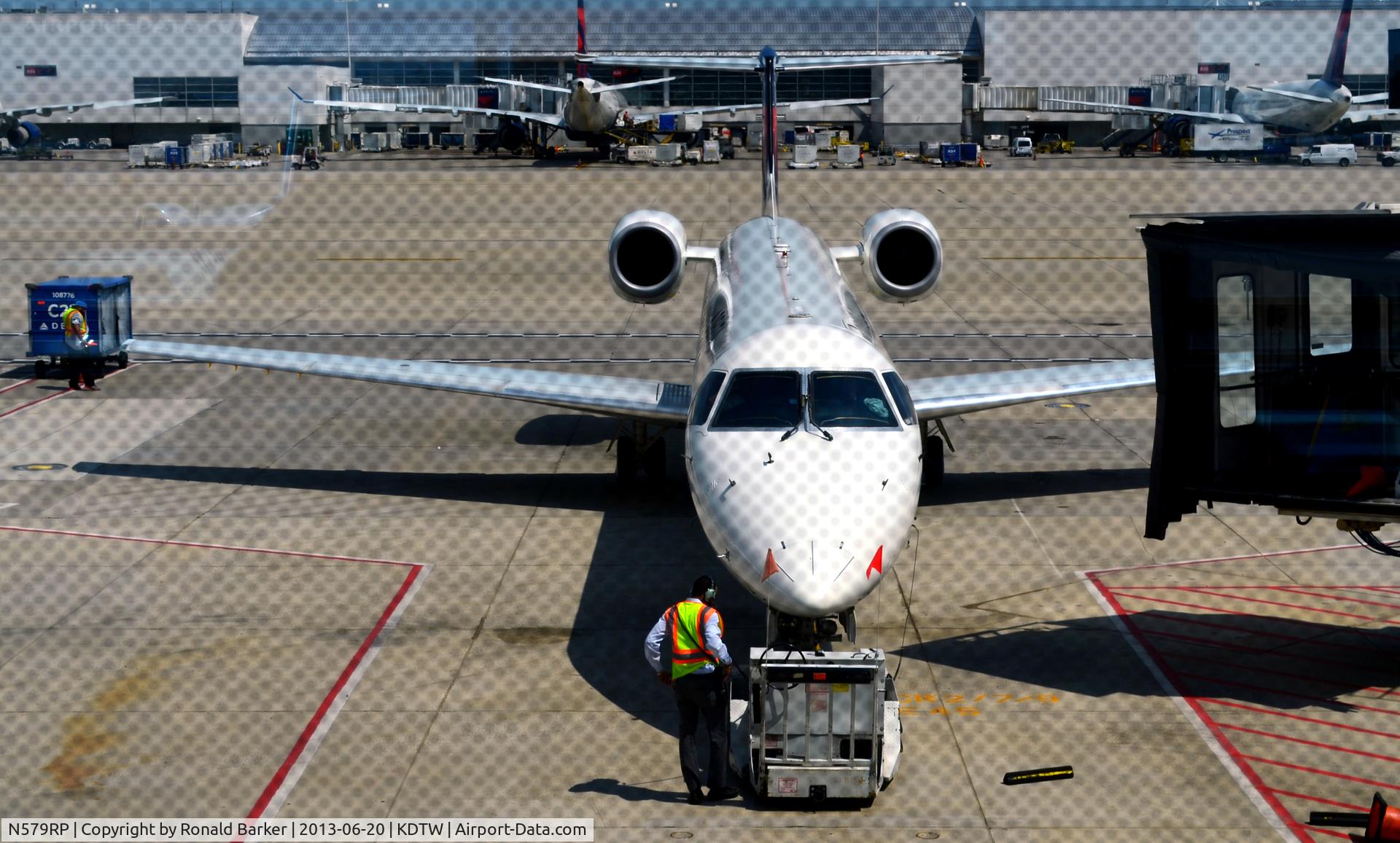 N579RP, 2004 Embraer ERJ-145LR (EMB-145LR) C/N 14500871, At the gate C21 Detroit