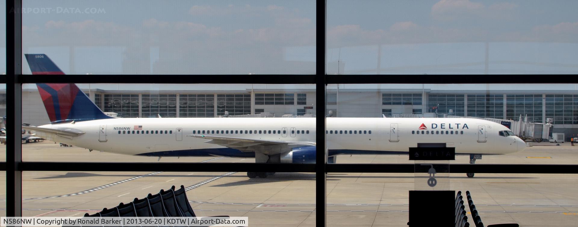 N586NW, 2002 Boeing 757-351 C/N 32987, Taxi Detroit