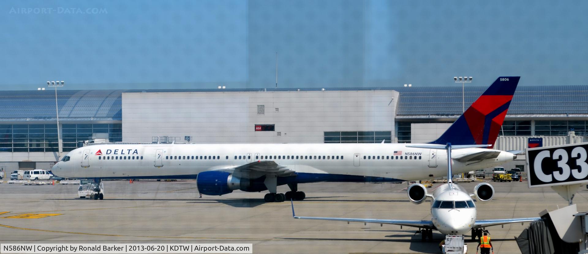 N586NW, 2002 Boeing 757-351 C/N 32987, Taxi DTW