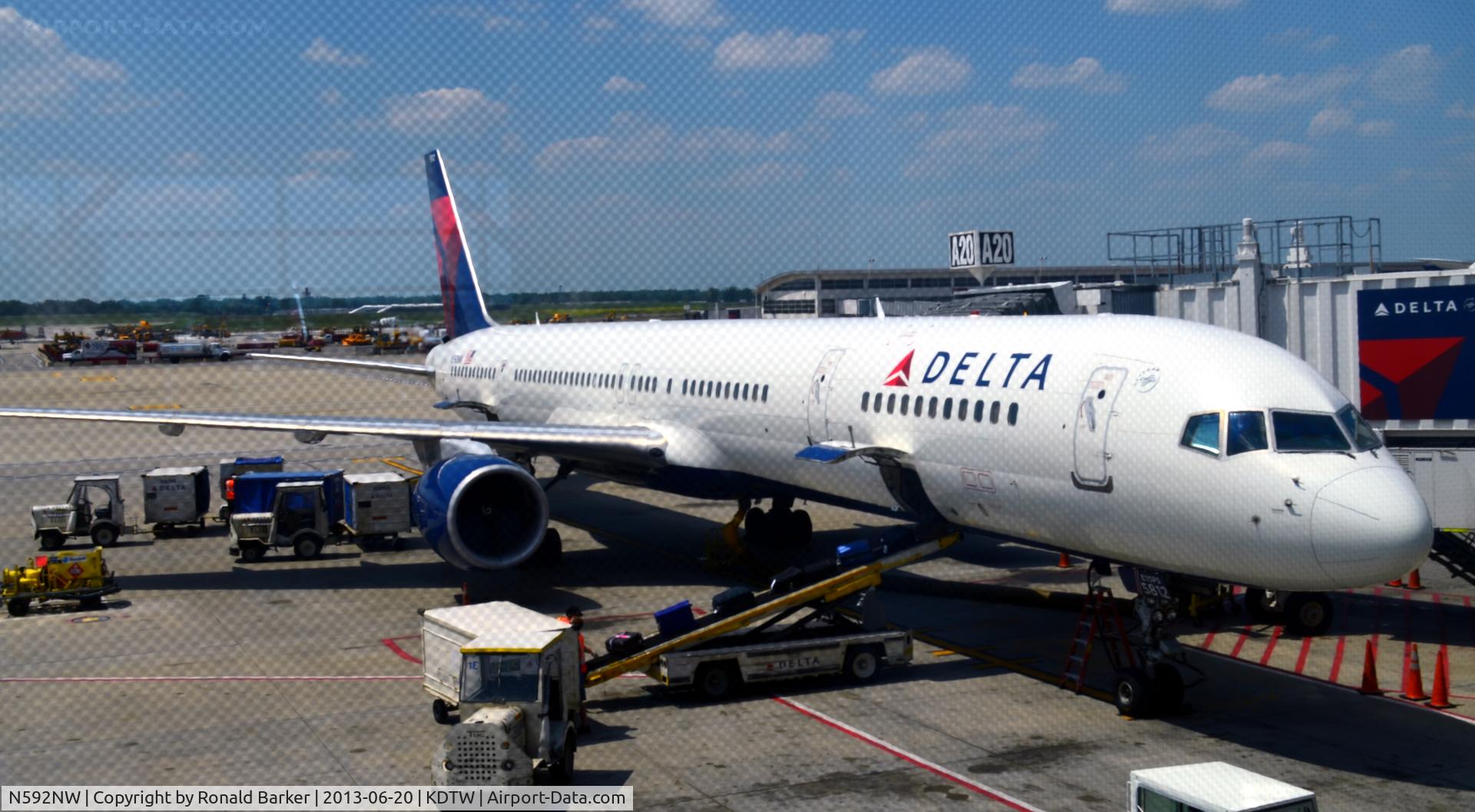 N592NW, 2003 Boeing 757-351 C/N 32992, Gate A20 DTW