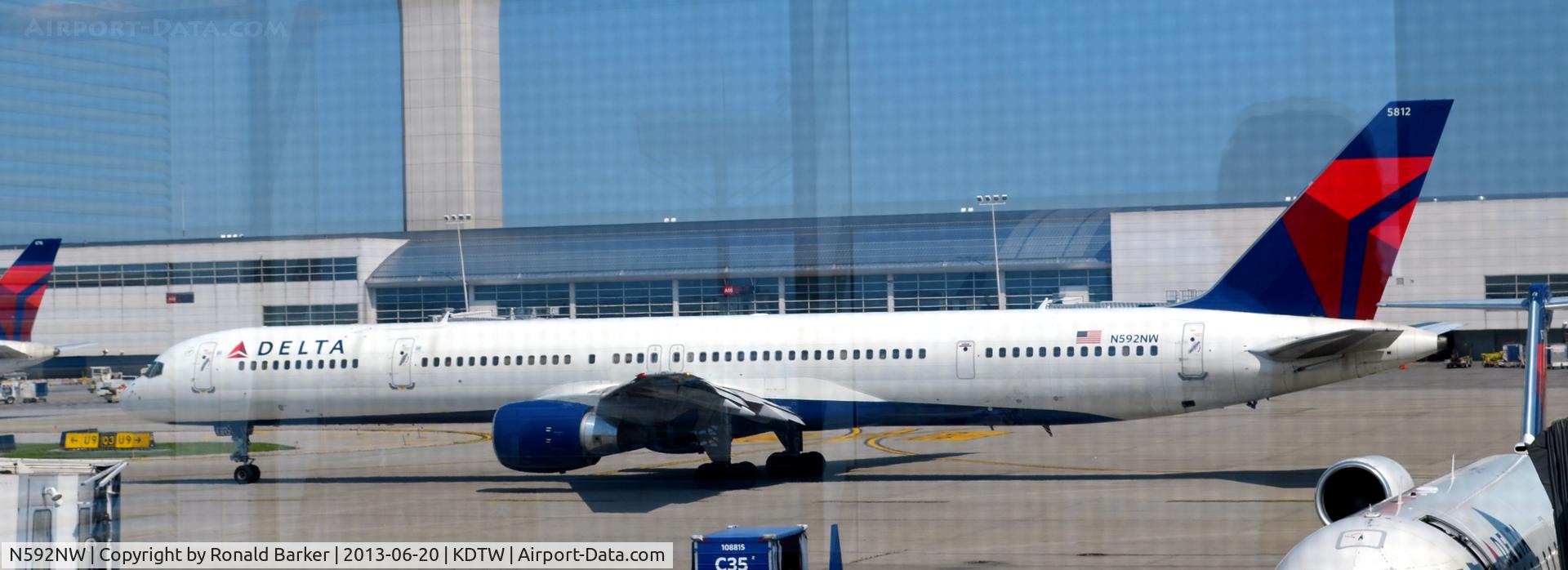 N592NW, 2003 Boeing 757-351 C/N 32992, Taxi Detroit