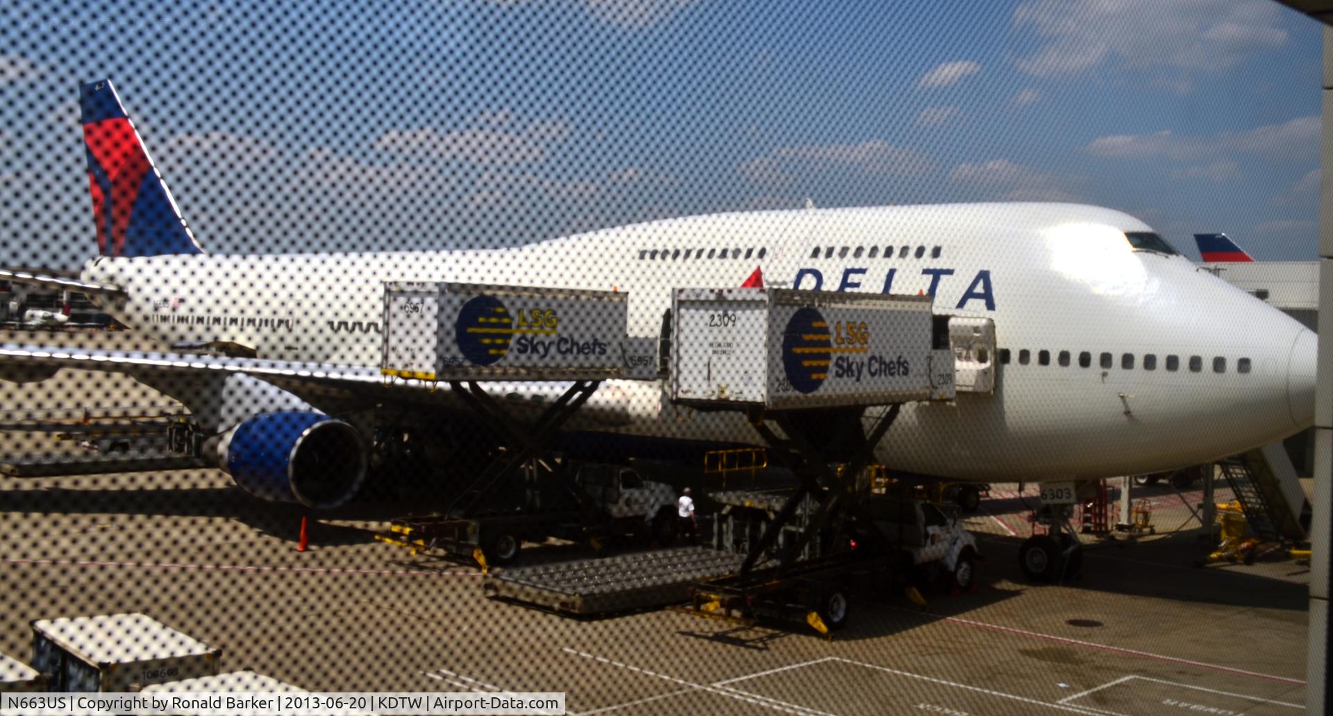 N663US, 1988 Boeing 747-451 C/N 23818, Being serviced at the gate Detroit