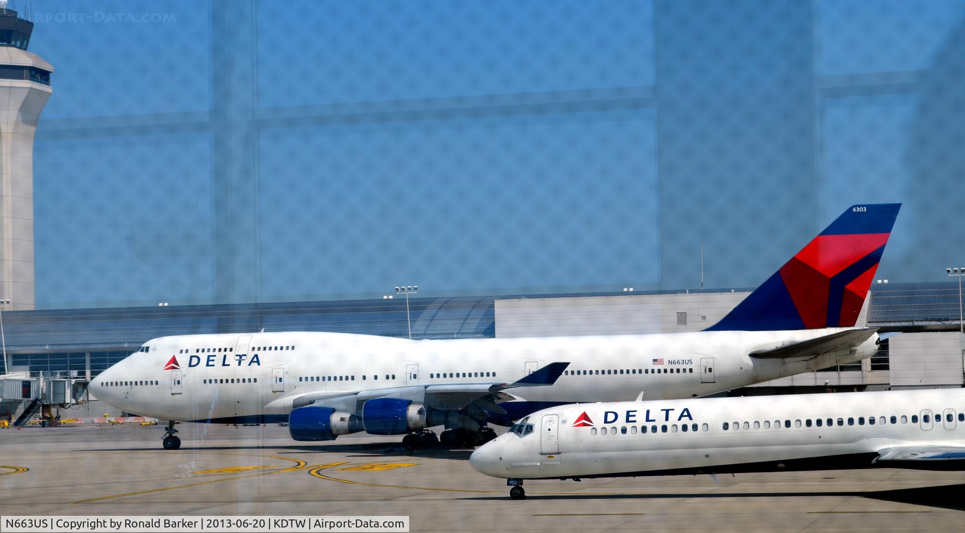 N663US, 1988 Boeing 747-451 C/N 23818, Taxi Detroit