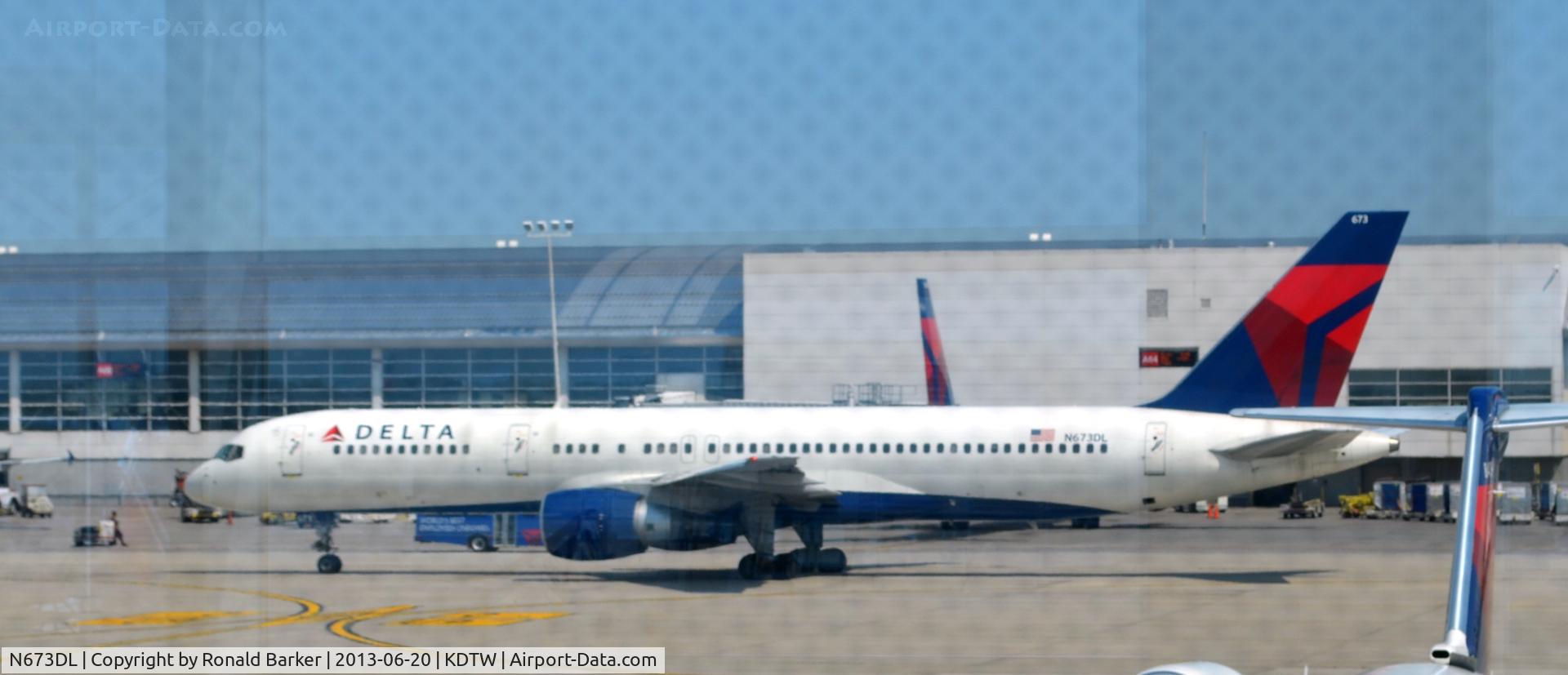 N673DL, 1992 Boeing 757-232 C/N 25978, Taxi Detroit