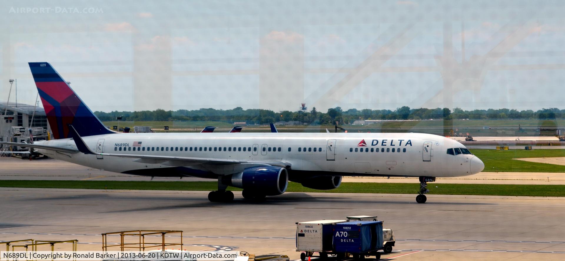 N689DL, 1998 Boeing 757-232 C/N 27172, Taxi Detroit