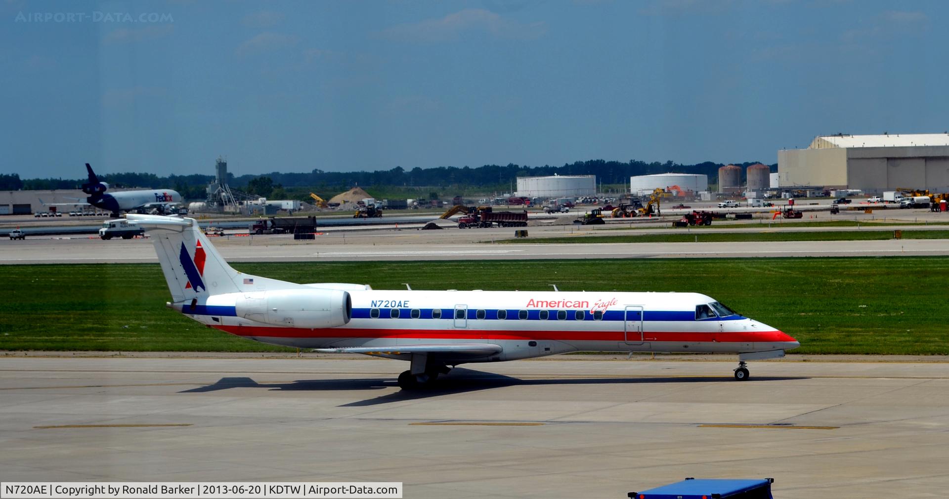 N720AE, 2000 Embraer ERJ-135LR (EMB-135LR) C/N 145279, Taxi Detroit