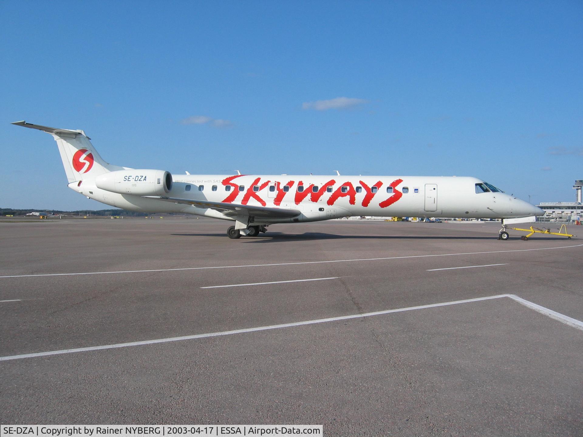 SE-DZA, 1998 Embraer EMB-145EP (ERJ-145EP) C/N 145070, SE-DZA @ ARN