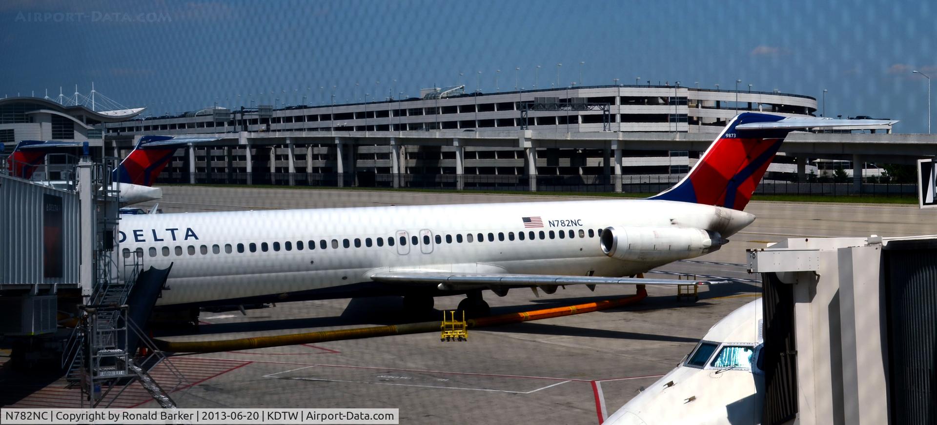 N782NC, 1980 McDonnell Douglas DC-9-51 C/N 48107, At the gate, ready for boarding.  Air conditioning hoses in place. Detroit