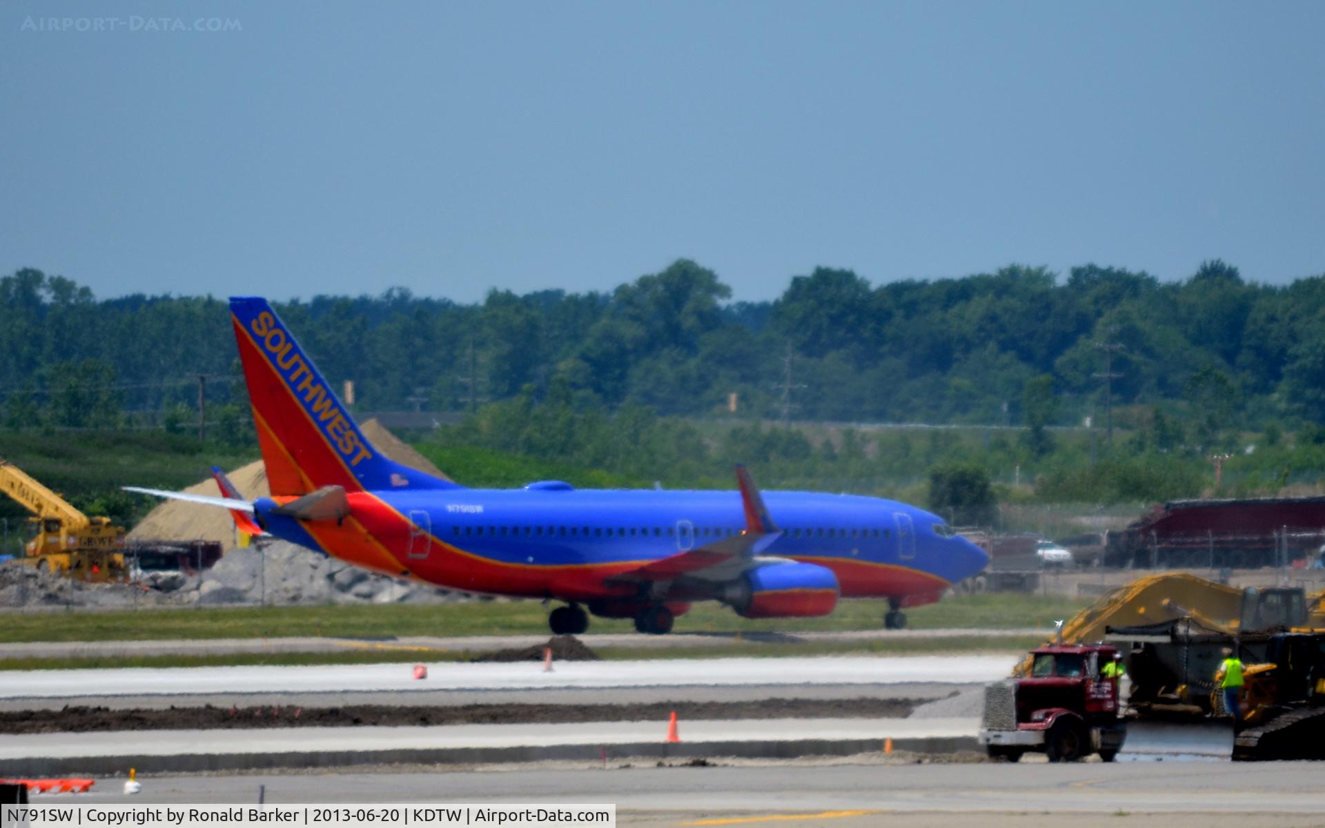 N791SW, 2000 Boeing 737-7H4 C/N 27886, Taxi Detroit