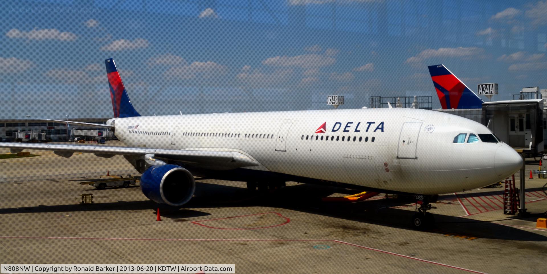 N808NW, 2004 Airbus A330-323 C/N 0591, Gate A34  Detroit