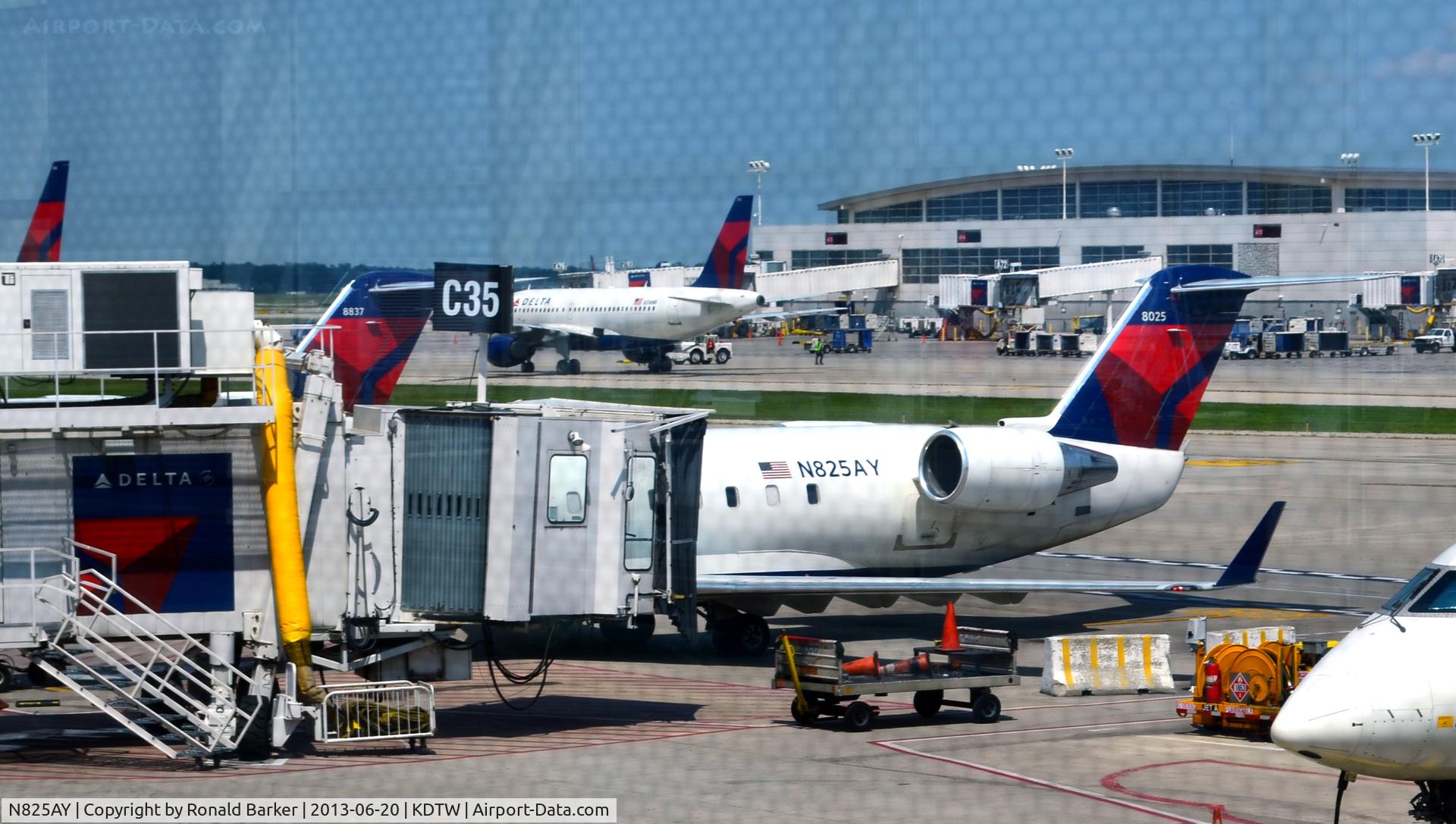 N825AY, 2005 Bombardier CRJ-200LR (CL-600-2B19) C/N 8025, Service equipment for 825AY at Gate C35 Detroit
